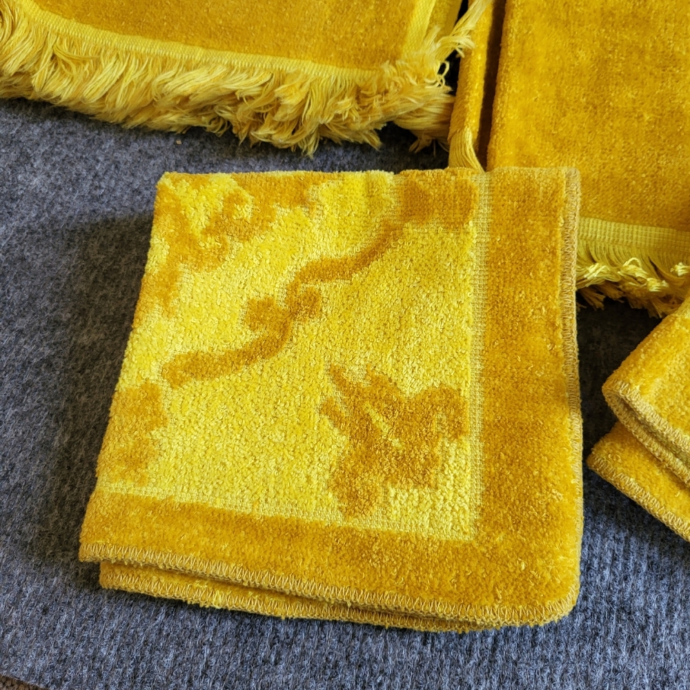 Vintage St Mary’s towels and washcloth golden yellow - Picture 4 of 5